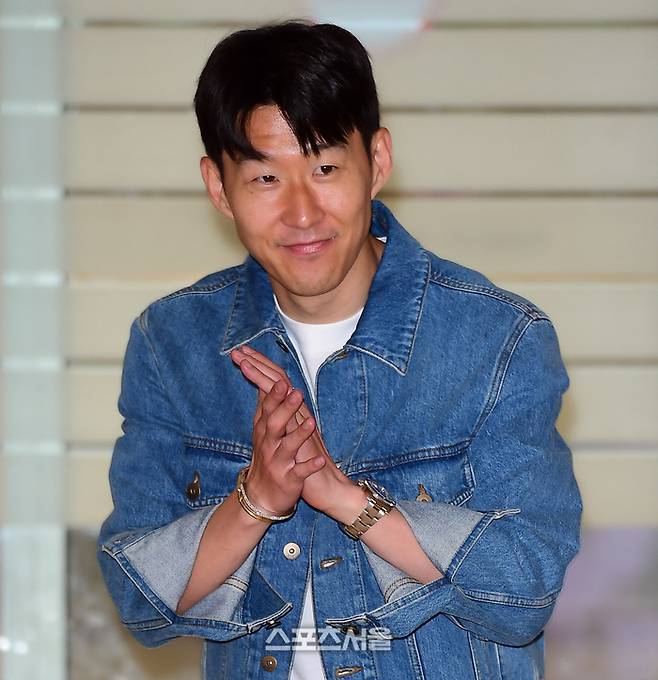 손흥민이 밝은 모습으로 입국장에 들어서고 있다. 이주상기자 rainbow@sportsseoul.com