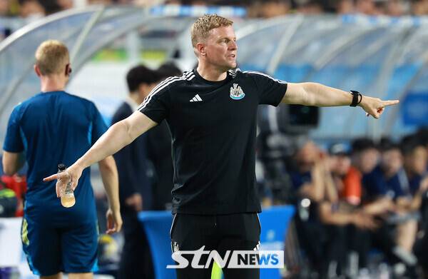 30일 오후 경기 수원시 팔달구 수원월드컵경기장에서 열린 2025 쿠팡플레이 시리즈 뉴캐슬 유나이티드와 팀 K리그의 경기, 뉴캐슬 에디 하우 감독이 작전 지시를 하고 있다. /사진=뉴시스