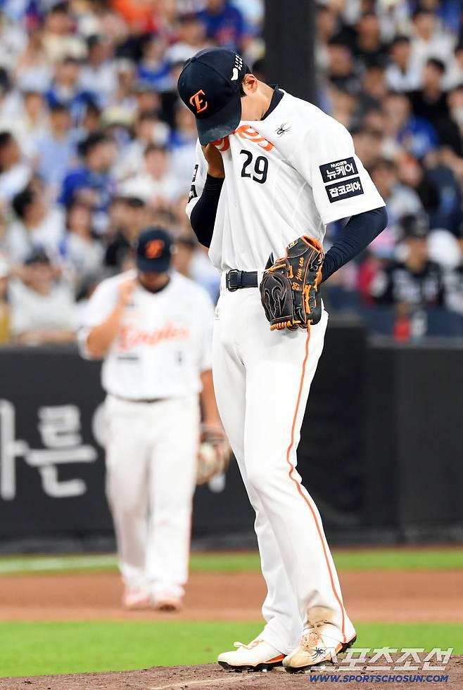 제구가 흔들리며 경기 초반 투구수가 늘어나자 황준서는 진땀을 흘렸다.