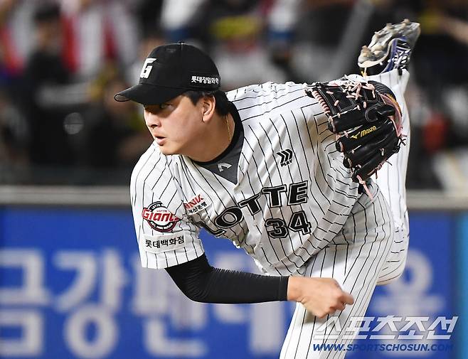 27일 부산 사직구장에서 열린 KIA와 롯데의 경기. 9회초 김원중이 투구하고 있다. 부산=정재근 기자 cjg@sportschosun.com/2025.7.27/