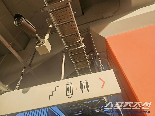 간판에 보강 와이어가 달린 모습. 대전=이종서 기자