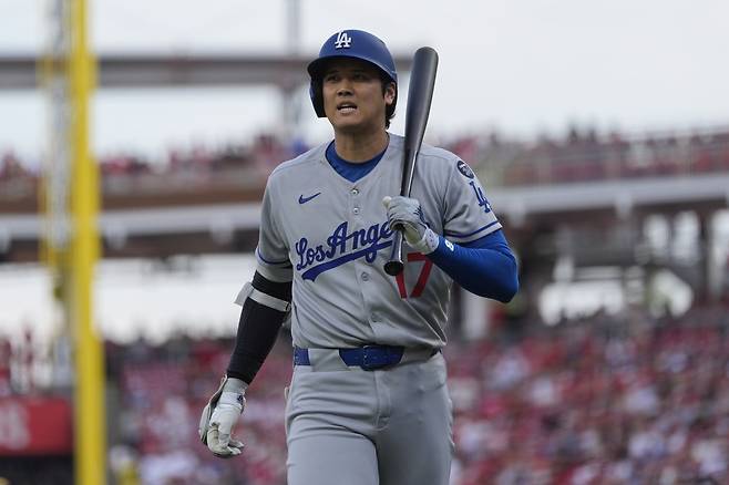 LA 다저스 오타니 쇼헤이가 30일(한국시각) 그레이트아메리칸볼파크에서 열린 신시내티 레즈전에서 1회초 삼진을 당한 뒤 돌아서고 있다. AP연합뉴스