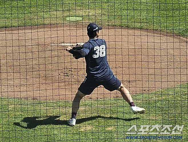 롯데 자이언츠 홍민기가 30일 경기전 홀로 수비 훈련을 하고 있다. 부산=권인하 기자