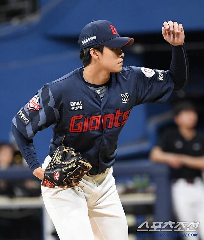 22일 서울 고척스카이돔에서 열린 키움 히어로즈와 롯데 자이언츠의 경기. 롯데 홍민기가 역투하고 있다. 고척=박재만 기자 pjm@sportschosun.com/2025.07.22/