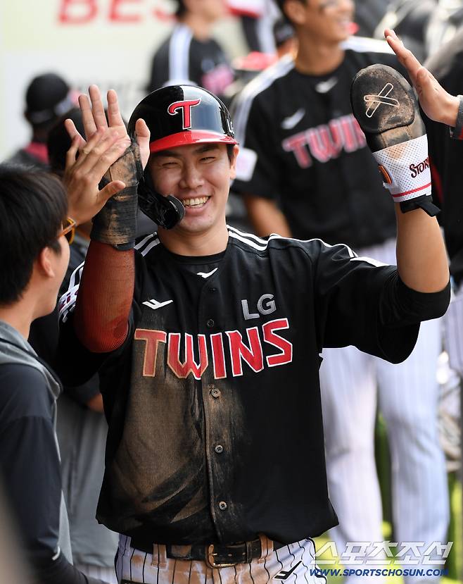 11일 대구 라이온즈파크에서 열린 삼성 라이온즈와 LG 트윈스의 경기. 7회초 2사 만루 LG 문성주 적시타 때 득점한 홍창기가 환호하고 있다. 대구=박재만 기자 pjm@sportschosun.com/2025.05.11/