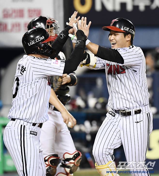 30일 서울 잠실구장에서 열린 KT-LG전. 6회말 1사 박관우가 투런포를 친 후 오지환의 환영을 받고 있다. 잠실=정재근 기자 cjg@sportschosun.com/2025.7.30/