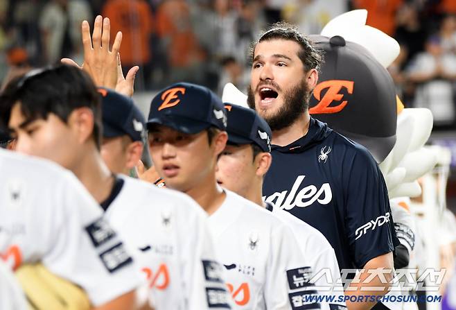 30일 대전 한화생명볼파크에서 열린 한화 이글스와 삼성 라이온즈의 경기. 승리한 한화 폰세가 기뻐하고 있다. 대전=박재만 기자 pjm@sportschosun.com/2025.07.30/