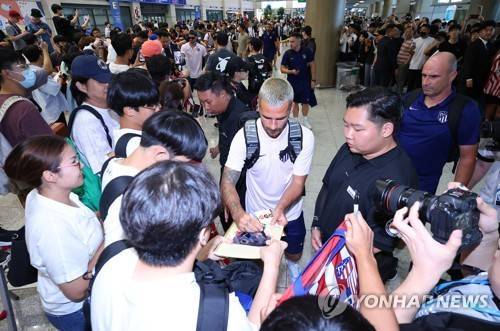 한국 팬들에게 사인해주는 앙투안 그리즈만. ⓒ연합뉴스