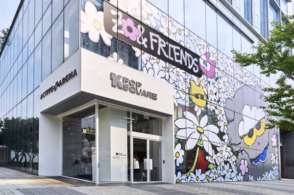 케이팝스퀘어 홍대점에서 열리는 'ZO&FRIENDS 1st POP UP' 외부 전경. ⓒIPX
