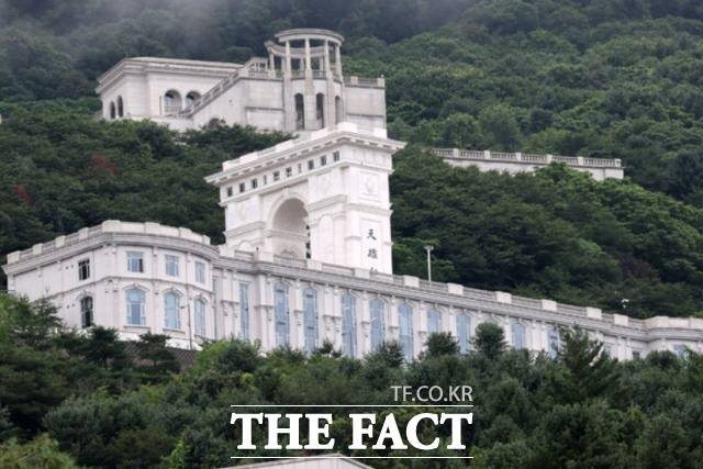 서울중앙지법 정재욱 영장전담 부장판사는 30일 오전 10시 30분 청탁금지법 위반, 업무상 횡령 등 혐의를 받는 윤 전 본부장의 구속영장실질심사를 진행한다. 사진은 김건희 여사 의혹을 수사하는 민중기 특별검사팀이 통일교 압수수색에 들어간 지난 18일 오후 경기 가평군 통일교 천승전 모습. /뉴시스