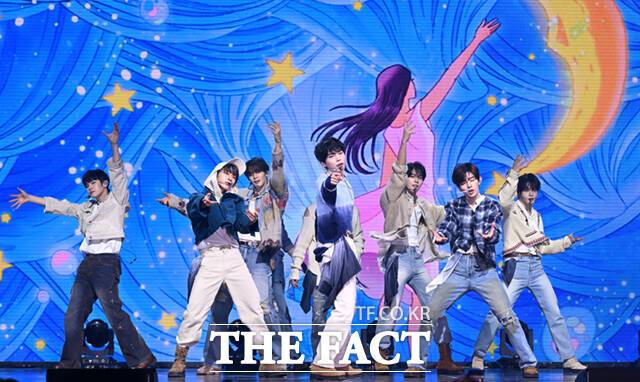 서바이벌 오디션 '보이즈 플래닛'으르 통해 탄생한 제로베이스원은 데뷔 앨범부터 5개 앨범 연속 밀리언셀러에 등극하는 등 전방위적인 활약을 펼치고 있다. 사진은 지난 2월 미니 5집 발매 쇼케이스 당시 모습. /이새롬 기자