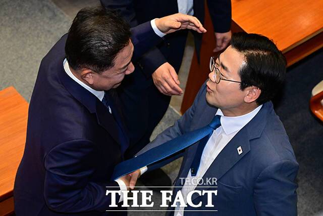 이번 사태는 단순히 개인의 도덕적 해이, 정당의 일시적 판단 착오로 치부하긴 어렵다. 권력을 가진 자의 일탈을 견제하지 못하는 구조. 정치적 이해득실에 따라 움직이는 의사결정 체계, 그리고 원칙보단 진영 논리가 우선시되는 한국 정치의 고질적 문화가 복합적으로 작용한 결과로 봐야 한다. 지난 10일 열린 본회의에서 더불어민주당 당권 주자인 박찬대 의원과 김병기 당대표 직무대행 겸 원내대표가 인사하고 있다. /남윤호 기자
