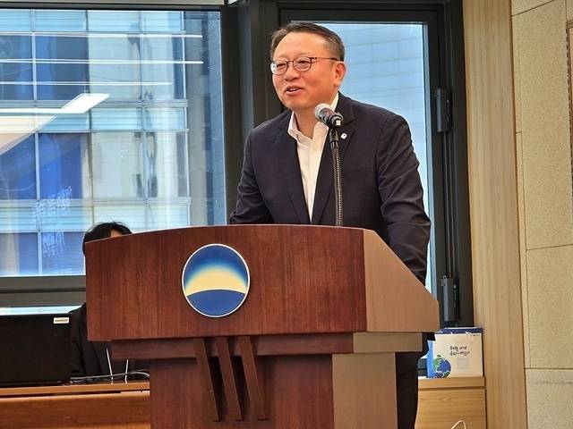 정진완 우리은행장이 지난 10일 서울 중구 우리은행 본점에서 '포용적 금융 플랫폼'에 관한 기자설명회를 개최하고 중소기업과 소상공인을 위한 상생 방안을 설명하고 있다. /우리은행