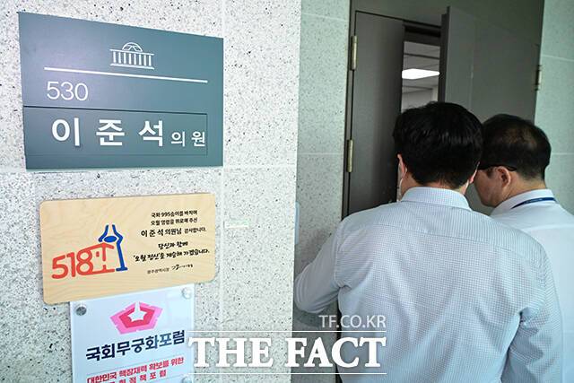 김건희 여사와 관련된 의혹을 수사하는 김건희 특검팀이 이준석 개혁신당 대표에 대한 전방위 압수수색을 진행하고 있는 가운데 28일 오후 서울 여의도 국회 의원회관 이준석 의원실에 특검 관계자가 입실하고 있다. /남윤호 기자