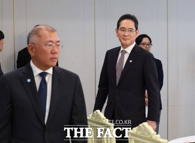 이재용 삼성전자 회장(오른쪽)과 정의선 현대차그룹 회장 등 국내 주요 기업인들이 관세 협상 지원을 위해 미국 출장길에 오른다. /뉴시스