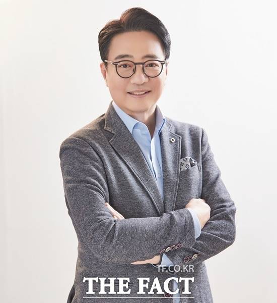 윤다훈은 가족들과 떨어져 기러기 아빠로 살고 있지만 쓸쓸하거나 외로울 틈이 없다. 자칭 홍보대사로 캐나다 알리기에 나서면서다. 그러다보니 어느순간 그는 캐나다 박사가 됐다. /더팩트 DB