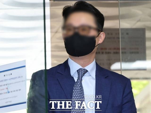 건진법사 전성배씨를 통해 김건희 여사에게 고가 선물을 전달하고 통일교의 현안을 청탁한 의혹을 받는 윤영호 전 세계평화통일가정연합(통일교) 세계본부장이 30일 오전 서울 서초구 서울중앙지방법원에서 열린 구속 전 피의자 심문(영장실질심사)에 출석하고 있다. 2025.07.30./뉴시스