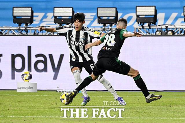 박승수(왼쪽)가 30일 오후 경기도 수원시 팔달구 수원월드컵경기장에서 열린 팀 K리그와 뉴캐슬 유나이티드의 쿠팡플레이 시리즈 1경기에서 드리블을 시도하고 있다. /수원월드컵경기장=남용희 기자