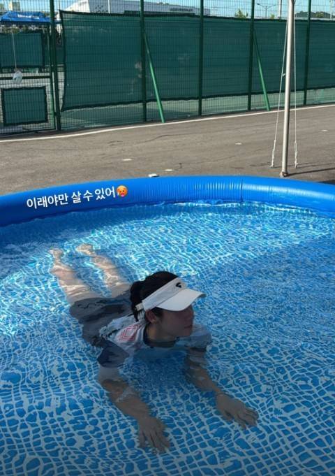임시 풀장에서 더위를 식히는 안유진 선수(개인 SNS)