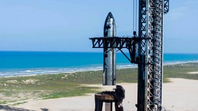 스페이스X가 10번째 스타십 시험 발사를 위해 젓가락 모양의 팔을 사용해 우주선을 발사대에 올려놓는 모습 (출처=스페이스X)