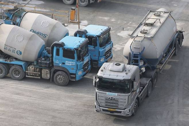 한 레미콘 공장에서 레미콘 차량이 이동하고 있다. 연합뉴스