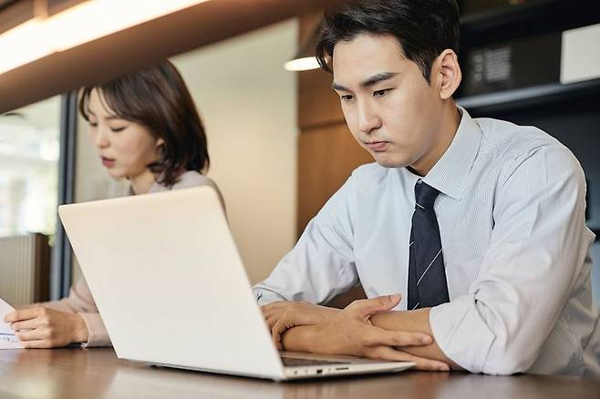 성인들 사이 스트레스 해소용으로 공갈젖꼭지가 유행하고 있으며 온라인 쇼핑몰에서 월 2000개 넘게 판매한 곳도 많다는 소식이 전해졌다. 게티이미지