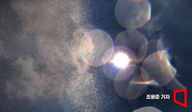 중복을 하루 앞두고 폭염이 연일 이어지고 있는 29일 서울 종로구 광화문광장 관리직원이 잔디밭에 물을 뿌리고 있다. 조용준 기자