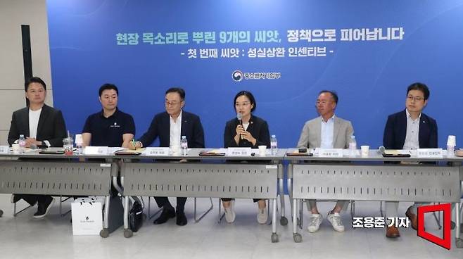 한성숙 중소벤처기업부 장관이 30일 서울 종로 소진공 서울중부센터에서 열린 ‘제1회 소상공인 회복 및 안전망 강화를 위한 릴레이 간담회’에서 발언을 하고 있다. 이날 간담회에는 소상공인을 비롯해 소상공인연합회장, 전국상인연합회장, 외식업중앙회장, 수퍼마켓협동조합연합회장 등이 참석했다. 조용준 기자