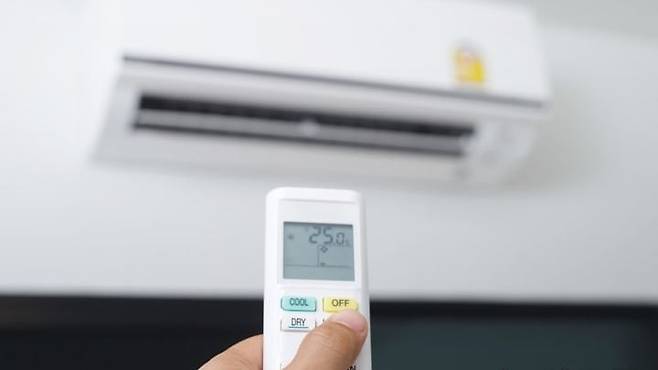 에어컨의 제습 기능을 사용하면 실내의 습기를 에어컨이 빨아들여 에어컨 내부에 물기가 고이고, 그 상태로 방치하면 에어컨에 곰팡이가 슬기 쉽다.