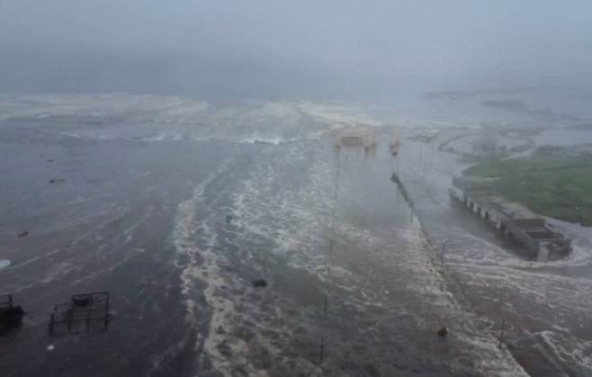 쿠릴 열도 지진으로 발생한 쓰나미가 30일 러시아 사할린 남부의 세베로-쿠릴스크에 들이닥치는 모습. /러시아 과학 아카데미 제공