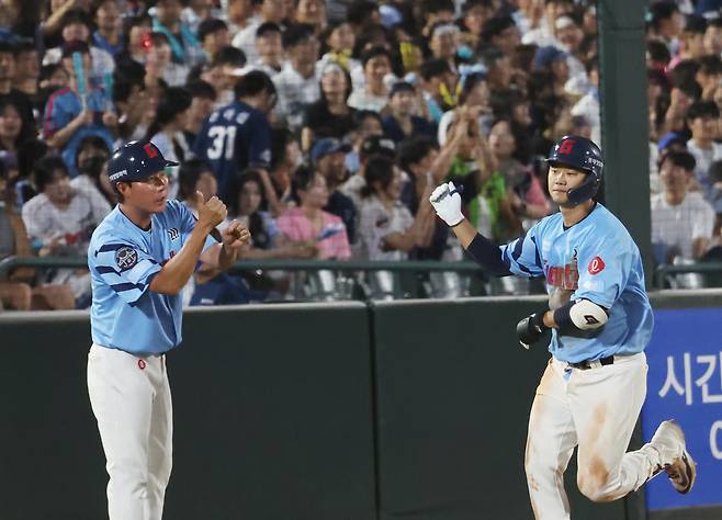 롯데 손호영이 29일 NC와의 프로야구 사직 홈 경기에서 6회 말 2점 홈런을 치고 3루 베이스를 돌고 있다. /연합뉴스