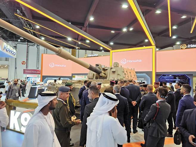 17일 아랍에미리트(UAE) 아부다비에서 열린 중동 최대 방산 전시회 ‘IDEX 2025’. 전시회장 내 한화 부스를 찾은 외국 방산 관계자들이 K9 자주포를 살펴보고 있다. /이정구 기자