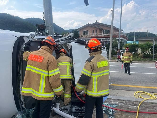30일 오후 강원 인제군 북면 한계교차로에서 A(42)씨가 몰던 스타리아 승합차가 신호등 기둥을 들이받는 사고가 발생, 소방대원들이 구조 활동을 벌이고 있다./강원소방본부