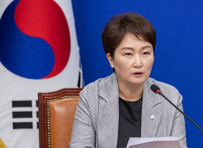 이언주 더불어민주당 최고위원이 23일 국회에서 열린 최고위원회의에서 발언하고 있다. /연합뉴스