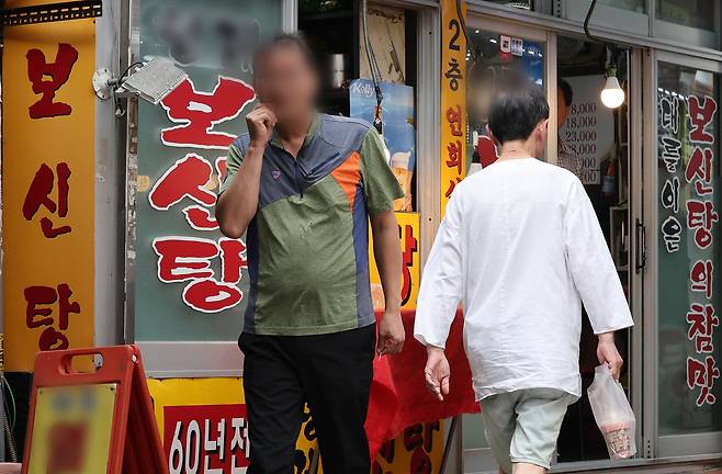 15일 서울 종로구 보신탕 골목에서 시민들이 오가고 있다. /뉴스1