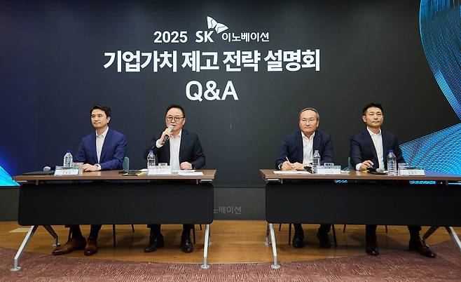 왼쪽부터 추형욱 SK이노베이션 대표이사 사장, 장용호 SK이노베이션 총괄사장, 이석희 SK온 사장, 김원기 SK엔무브 사장/SK이노베이션 제공.