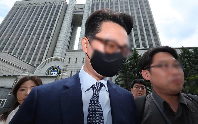 윤석열 전 대통령의 부인 김건희 여사에게 청탁할 목적으로 명품 가방과 목걸이를 전달한 혐의를 받는 전 통일교 세계본부장 윤영호씨가 30일 서울 서초구 서울중앙지방법원에서 열린 구속 전 피의자 심문(영장실질심사)를 마친 뒤 법원을 나서고 있다. /뉴스1