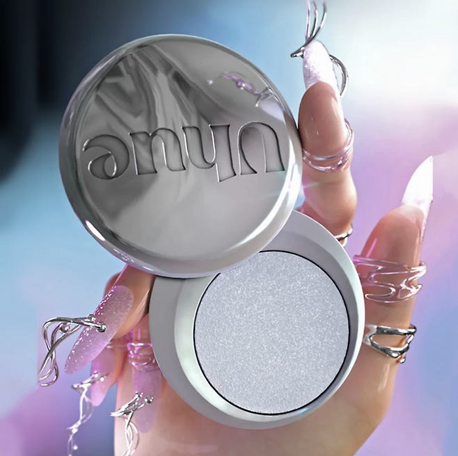 크림 섀도와 립 글레이즈.