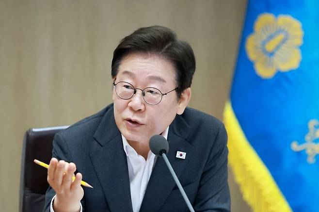 이재명 대통령이 29일 서울 용산 대통령실 청사에서 열린 국무회의에서 참석자들과 중대재해 반복 발생 근절 대책 관련 토론을 하고 있다. ⓒ뉴시스