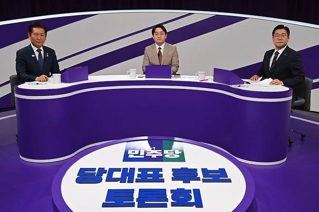 정청래(왼쪽), 박찬대 더불어민주당 당대표 후보가 29일 오후 서울 마포구 MBC에서 열린 TV토론회에 참석해 있다. ⓒ뉴시스