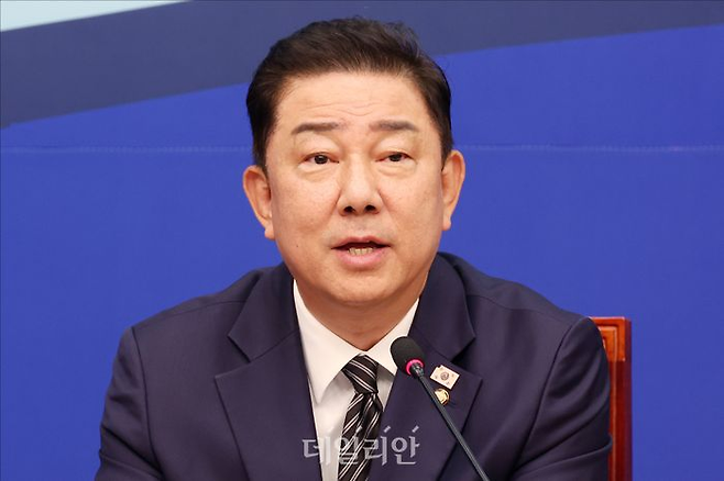 김병기 더불어민주당 대표직무대행 겸 원내대표가 25일 오전 국회에서 열린 민주당 최고위원회의에서 모두발언을 하고 있다. ⓒ데일리안 홍금표 기자