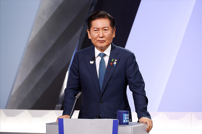 정청래 더불어민주당 당대표 후보가 27일 오후 서울 여의도 KBS 신관 공개홀에서 TV토론회 시작 전 토론 준비를 하고 있다. ⓒ데일리안 홍금표 기자