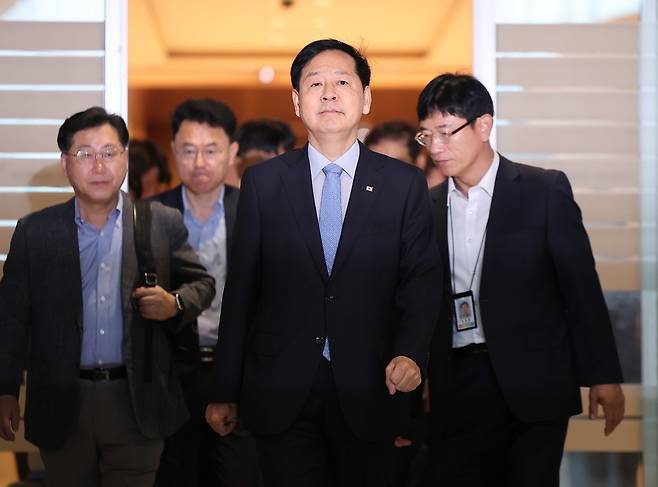 구윤철 경제부총리 겸 기획재정부 장관(앞)이 29일 인천국제공항 제2터미널을 통해 미국으로 출국하고 있다. 31일(현지 시간) 스콧 베선트 미국 재무장관과의 면담을 앞둔 구 부총리는 방미길에 오르며 “한미 간 상생할 수 있는 협상안이 마련되도록 최선의 노력을 다하겠다”고 밝혔다. 뉴스1