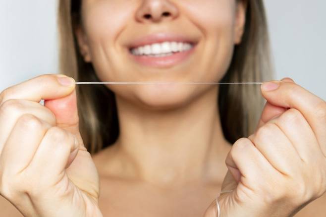 치실을 사용해 효과적으로 백신을 도포하는 새로운 방법이 개발됐다. 게티이미지뱅크 제공.