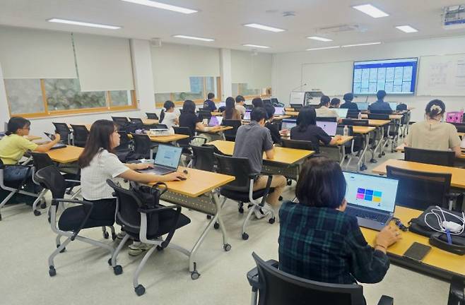 7월 24일 서울대학교에서 열린 ‘한국과학교육학회 하계 학술대회’ 과학동아AiR 특별 워크숍에서 교사들이 노트북을 활용해 질문카드 기반 수업을 직접 체험하고 있다. 동아사이언스 제공&nbsp;
