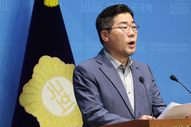 더불어민주당 대표 선거에 출마한 박찬대 의원이 30일  국회 소통관에서 공약 발표 후 지지를 호소하고 있다. [연합뉴스]