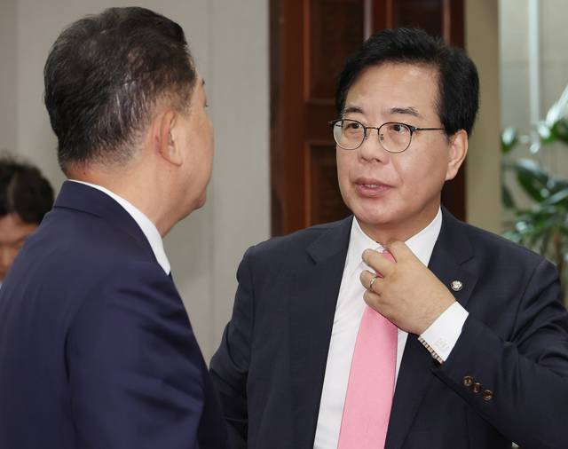 지난 7월29일 국회 운영위원회 전체회의 종료 후 김병기(왼쪽부터) 더불어민주당 당대표 직무대행 겸 원내대표와 송언석 국민의힘 비상대책위원장 겸 원내대표가 대화하고 있다.<연합뉴스>