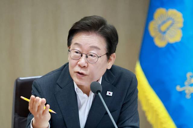 이재명 대통령이 29일 서울 용산 대통령실 청사에서 열린 국무회의에서 국무위원들과 중대재해 근절대책 토론을 하며 발언하고 있다. [연합뉴스 제공]