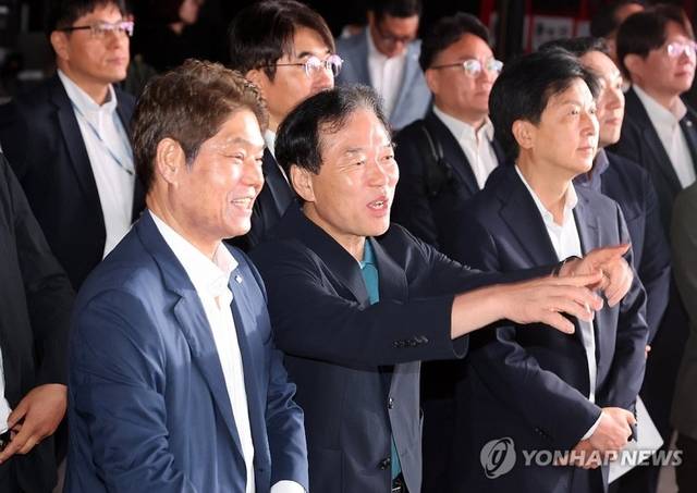 정태호 국정기획위원회(국정위) 경제1분과장이 30일 경기도 파주시 탄현면 CJ ENM 스튜디오를 찾아 버추얼 프로덕션 스테이지(VP 스테이지)에서 허민회 CJ 경영지원대표와 대화하고 있다. [사진공동취재단, 연합뉴스]