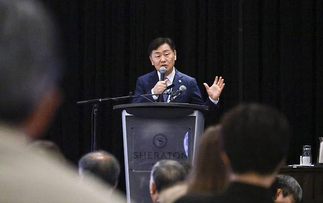 김관영 전북특별자치도지사가 29일(현지시간) 캐나다 몬트리올에서 열린 '2025년 한국-캐나다 과학기술대회'(CKC 2025) 개막식에서 한국 대표 자격으로 기조연설에 나서, 전북이 집중 육성 중인 청정에너지, 이차전지, 농생명바이오, 항공우주소재, 방위산업, AI 응용산업 등 6대 전략산업을 소개하고, 국제 공동연구와 투자 연계형 협력 프로젝트를 제안하고 있다.